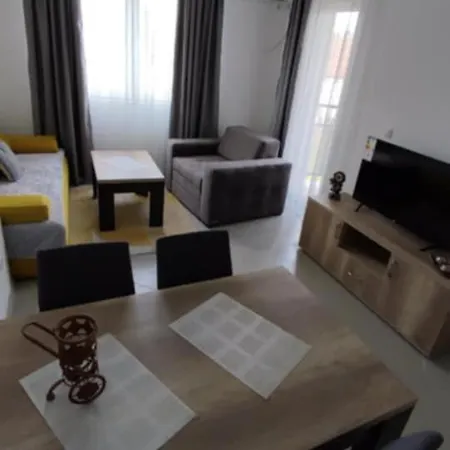 Tri Delfina Apartment *