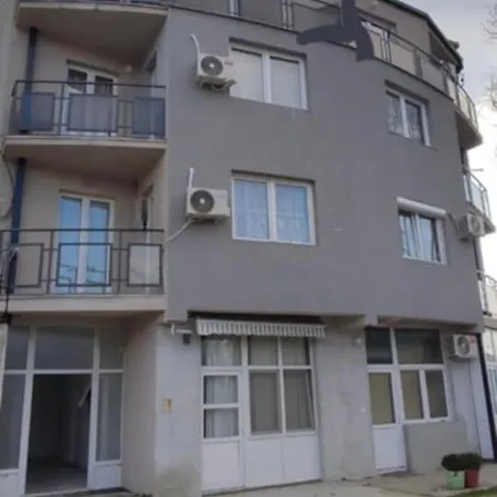 Tri Delfina Apartment *